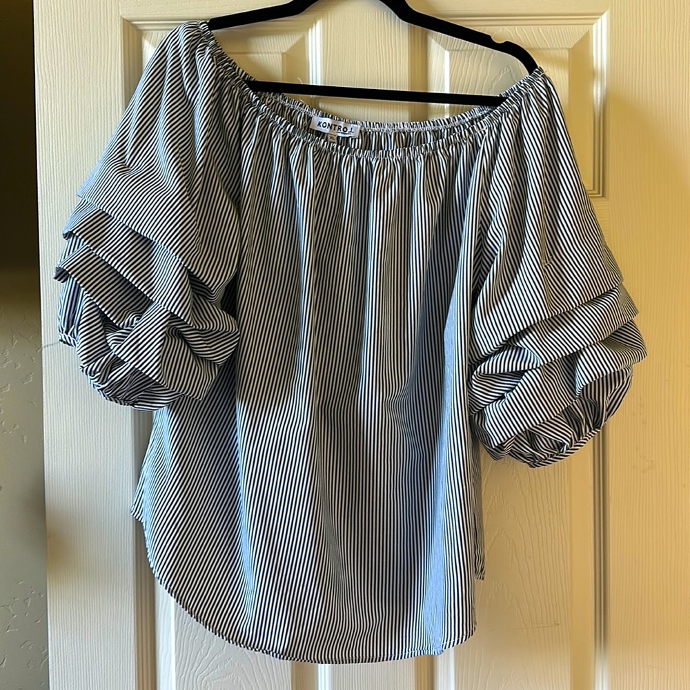 Ruffle sleeve blouse xl
